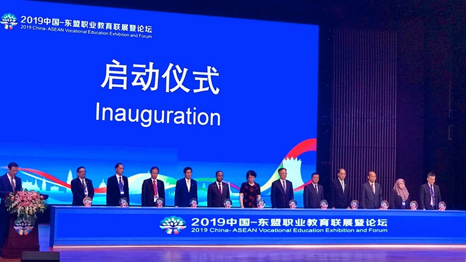 Thuongmai University visiting and working with Chinese partners and participating in 2019 China-ASEAN Vocational Education Exhibition and forum