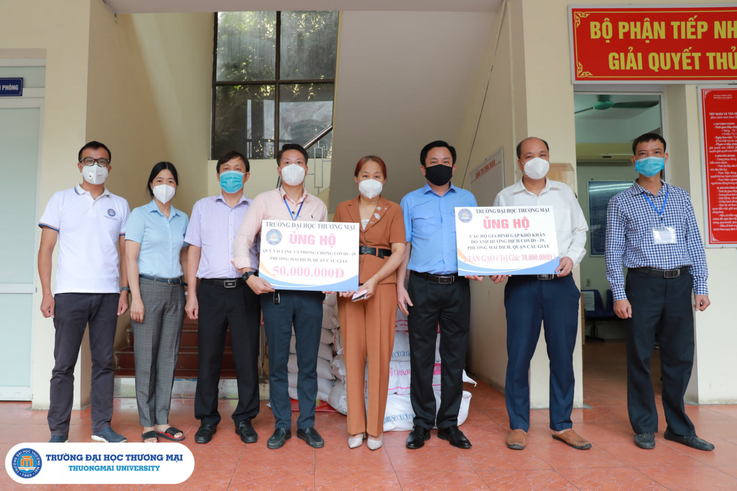 Thuongmai University Donates VND 50 Million to Covid-19 Vaccine Fund and 2 Tons of Rice to Families Disadvantaged by Pandemic in Mai Dịch Ward
